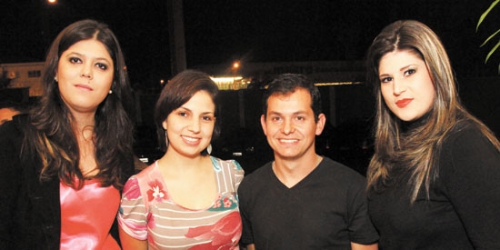 Ana Cecília Taveira, Flávia Elita, Túlio Prado e Flávia Taveira, na abertura da Expoíntima 2013, quarta-feira última no Castelinho. As belezas da moda íntima fabricada em nossa Franca ficam em exposição até amanhã na sede social do clube